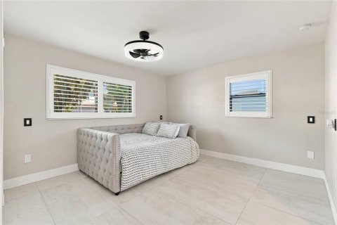 House in Madeira Beach, Florida 3 bedrooms, 187.66 sq.m. № 2424360 - photo 25