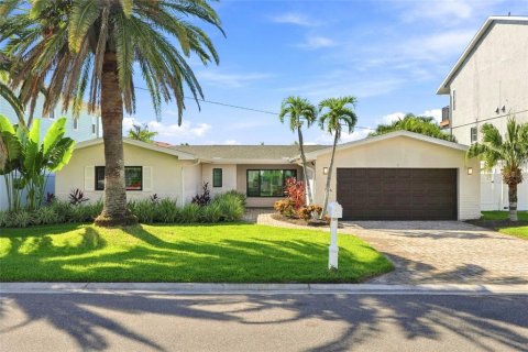 House in Madeira Beach, Florida 3 bedrooms, 187.66 sq.m. № 2424360