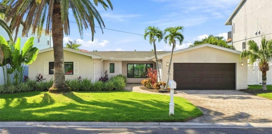 House in Madeira Beach, Florida 3 bedrooms, 187.66 sq.m. № 2424360
