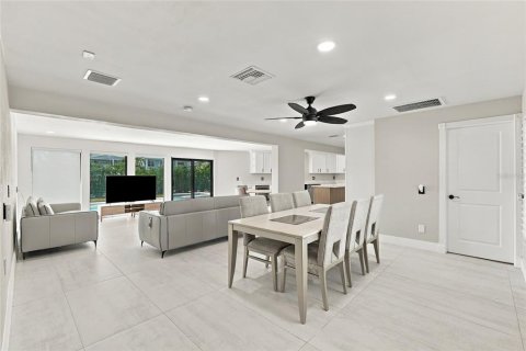 House in Madeira Beach, Florida 3 bedrooms, 187.66 sq.m. № 2424360 - photo 3