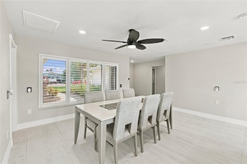 House in Madeira Beach, Florida 3 bedrooms, 187.66 sq.m. № 2424360 - photo 17