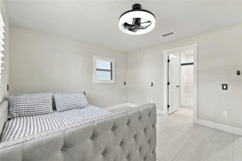 House in Madeira Beach, Florida 3 bedrooms, 187.66 sq.m. № 2424360 - photo 24