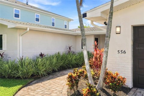 House in Madeira Beach, Florida 3 bedrooms, 187.66 sq.m. № 2424360 - photo 2