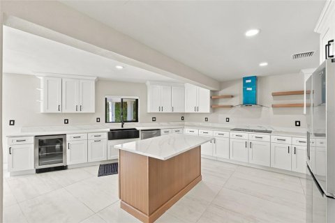 House in Madeira Beach, Florida 3 bedrooms, 187.66 sq.m. № 2424360 - photo 12