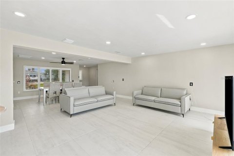 House in Madeira Beach, Florida 3 bedrooms, 187.66 sq.m. № 2424360 - photo 19