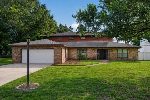 House in Orlando, Florida 5 bedrooms, 393.35 sq.m. № 2309937