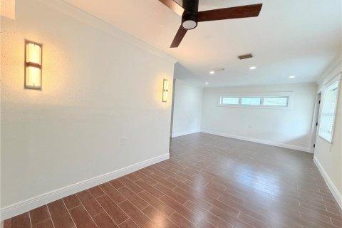 House in Saint Petersburg, Florida 3 bedrooms, 120.22 sq.m. № 2238809 - photo 13