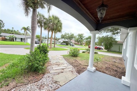 House in Saint Petersburg, Florida 3 bedrooms, 120.22 sq.m. № 2238809 - photo 3