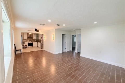 House in Saint Petersburg, Florida 3 bedrooms, 120.22 sq.m. № 2238809 - photo 24
