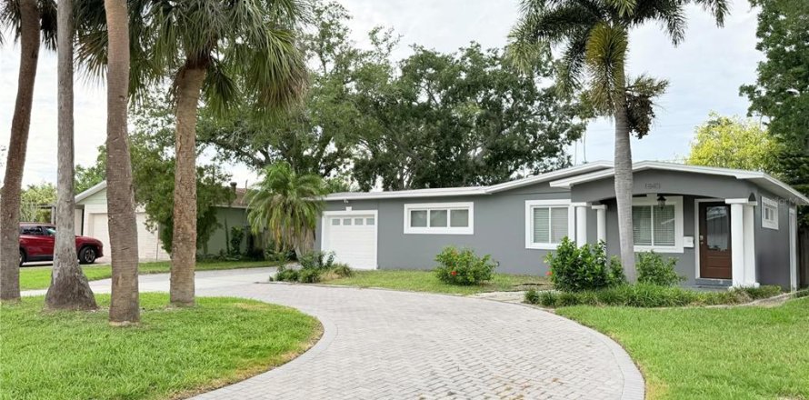 House in Saint Petersburg, Florida 3 bedrooms, 120.22 sq.m. № 2238809