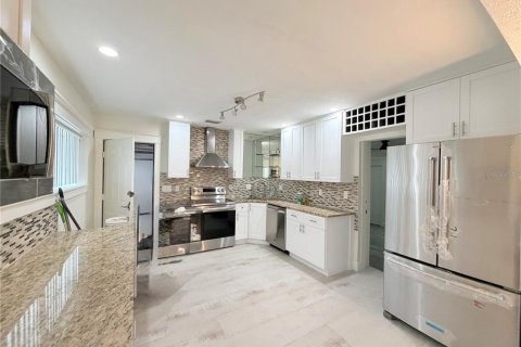 House in Saint Petersburg, Florida 3 bedrooms, 120.22 sq.m. № 2238809 - photo 23
