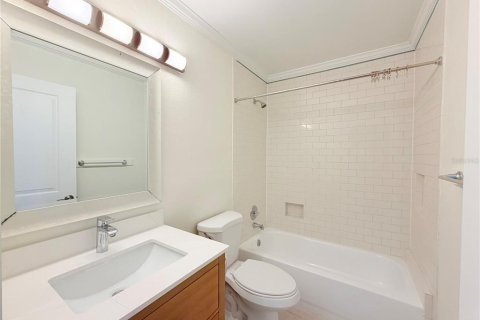 House in Saint Petersburg, Florida 3 bedrooms, 120.22 sq.m. № 2238809 - photo 14