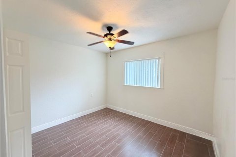 House in Saint Petersburg, Florida 3 bedrooms, 120.22 sq.m. № 2238809 - photo 15