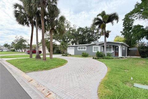 House in Saint Petersburg, Florida 3 bedrooms, 120.22 sq.m. № 2238809 - photo 2