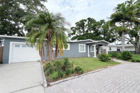 House in Saint Petersburg, Florida 3 bedrooms, 120.22 sq.m. № 2238809 - photo 4