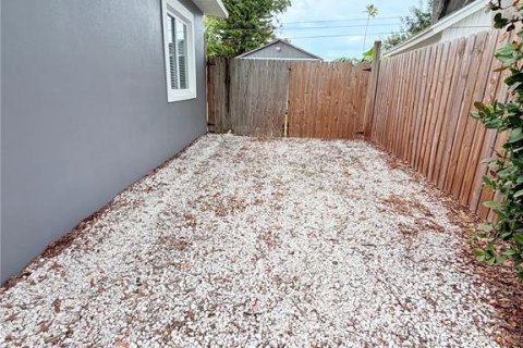 House in Saint Petersburg, Florida 3 bedrooms, 120.22 sq.m. № 2238809 - photo 8