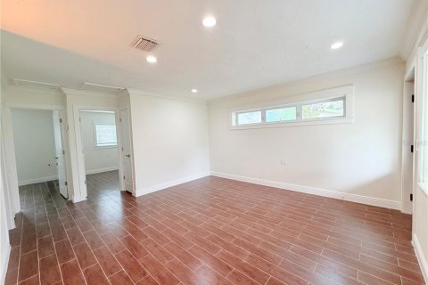 House in Saint Petersburg, Florida 3 bedrooms, 120.22 sq.m. № 2238809 - photo 12