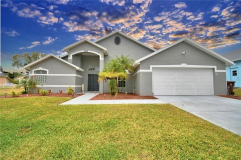 House in Haines City, Florida 4 bedrooms, 192.21 sq.m. № 1540720 - photo 1