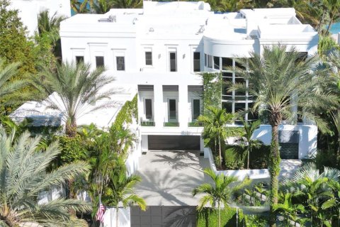 House in Golden Beach, Florida 7 bedrooms, 954.57 sq.m. № 1864948 - photo 1