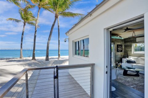 House in Golden Beach, Florida 7 bedrooms, 954.57 sq.m. № 1864948 - photo 14