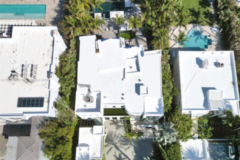 House in Golden Beach, Florida 7 bedrooms, 954.57 sq.m. № 1864948 - photo 2