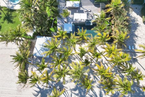 House in Golden Beach, Florida 7 bedrooms, 954.57 sq.m. № 1864948 - photo 8
