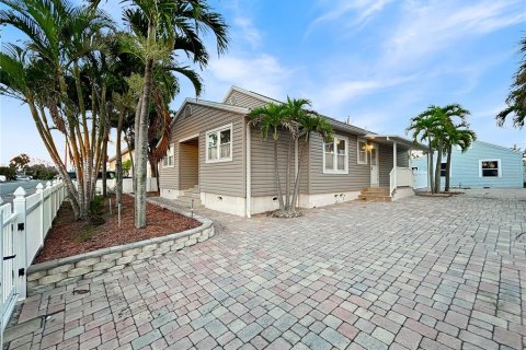Villa ou maison à vendre à Saint Pete Beach, Floride: 4 chambres, 195.47 m2 № 1919614 - photo 1