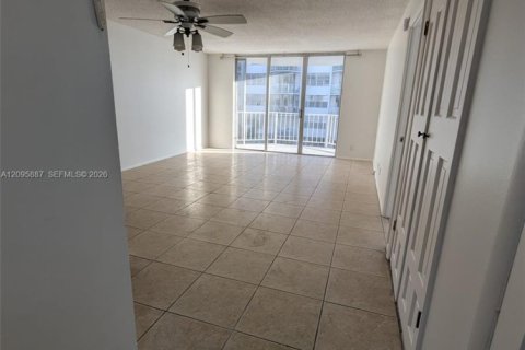 Appartement à louer à North Miami Beach, Floride: 1 chambre, 72.46 m2 № 2385102 - photo 3