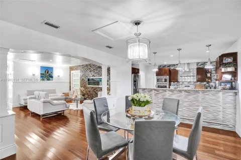 Villa ou maison à vendre à Miami, Floride: 5 chambres, 274.99 m2 № 2048656 - photo 4
