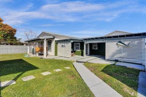 Villa ou maison à vendre à Miami, Floride: 5 chambres, 274.99 m2 № 2048656 - photo 23