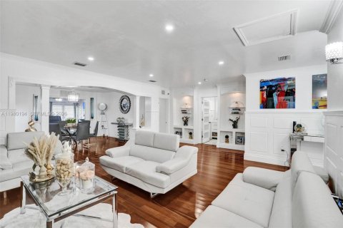 Villa ou maison à Miami, Floride 5 chambres, 274.99 m2 № 2048656