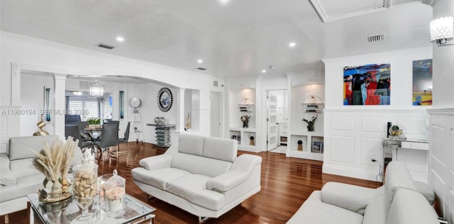 Villa ou maison à Miami, Floride 5 chambres, 274.99 m2 № 2048656