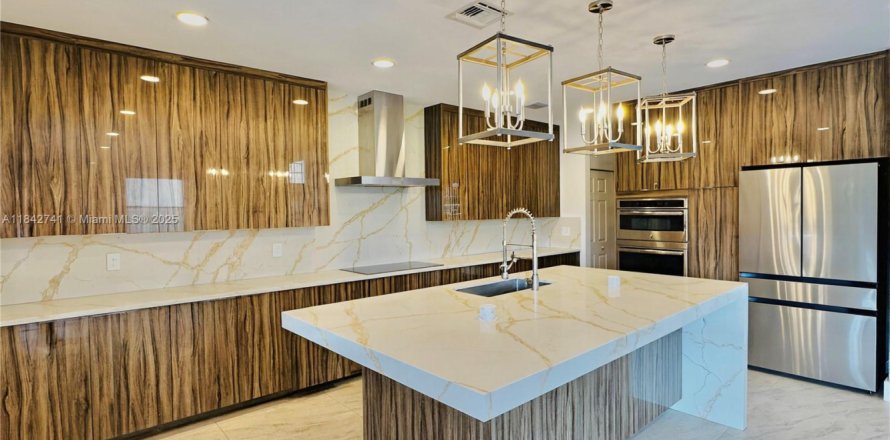House in Wellington, Florida 4 bedrooms, 195.47 sq.m. № 1836239