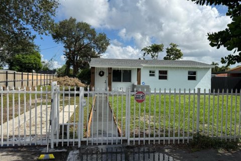 House in Miami Gardens, Florida 3 bedrooms, 94.2 sq.m. № 1892037 - photo 1