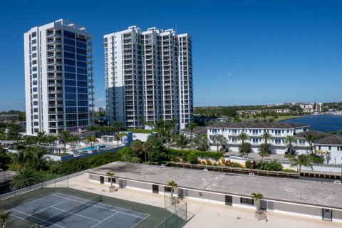 Condo in North Palm Beach, Florida, 2 bedrooms  № 2145993 - photo 13