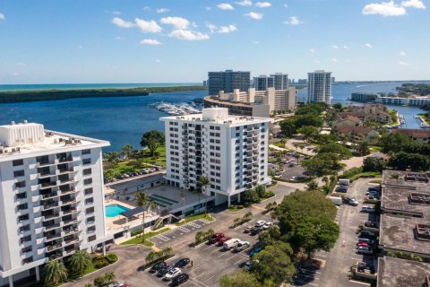 Condo in North Palm Beach, Florida, 2 bedrooms  № 2145993 - photo 14
