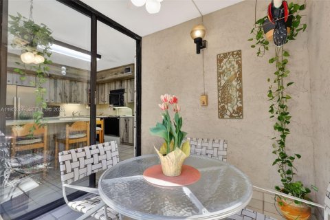 Condo in Hollywood, Florida, 2 bedrooms № 2029601 - photo 14