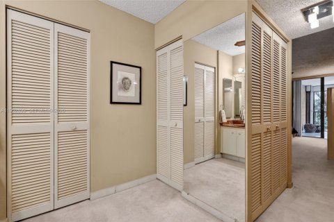 Condo in Hollywood, Florida, 2 bedrooms № 2029601 - photo 21