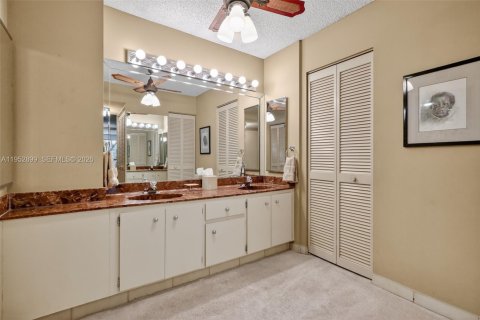 Condo in Hollywood, Florida, 2 bedrooms № 2029601 - photo 19