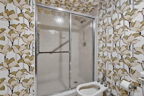 Condo in Hollywood, Florida, 2 bedrooms № 2029601 - photo 24