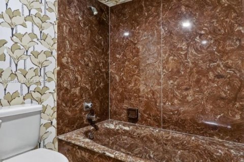 Condo in Hollywood, Florida, 2 bedrooms № 2029601 - photo 23