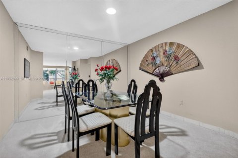Condo in Hollywood, Florida, 2 bedrooms № 2029601 - photo 8