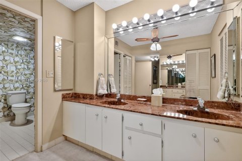 Condo in Hollywood, Florida, 2 bedrooms № 2029601 - photo 20