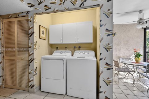 Condo in Hollywood, Florida, 2 bedrooms № 2029601 - photo 12