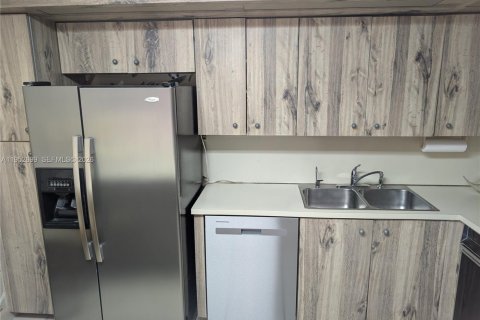 Condo in Hollywood, Florida, 2 bedrooms № 2029601 - photo 10