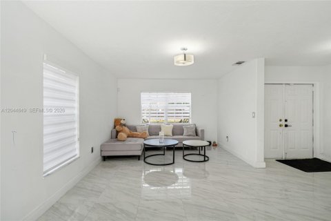 Casa en venta en Miami, Florida, 4 dormitorios, 252.32 m2 № 2169498 - foto 3
