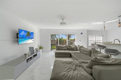 Casa en venta en Miami, Florida, 4 dormitorios, 252.32 m2 № 2169498 - foto 11