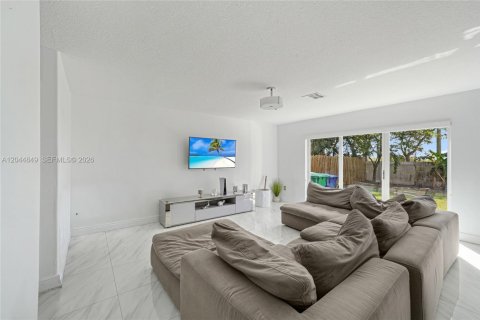 Casa en venta en Miami, Florida, 4 dormitorios, 252.32 m2 № 2169498 - foto 10