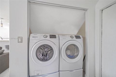 Casa en venta en Miami, Florida, 4 dormitorios, 252.32 m2 № 2169498 - foto 20