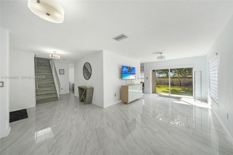 Casa en venta en Miami, Florida, 4 dormitorios, 252.32 m2 № 2169498 - foto 4